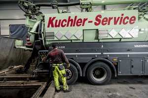 Saug-Druck-Tankwagen der Kuchler Gruppe vor der Fahrzeughalle