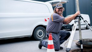 Fachkraft kontrolliert eine Abscheideranlage im Rahmen des Vollservice