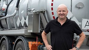Mitarbeiter wartet eine Abscheideranlage nach DIN 1999-100